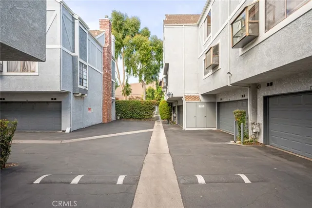 $740,000 | 18100 Burbank Boulevard, Unit 14, Tarzana, CA 91356
