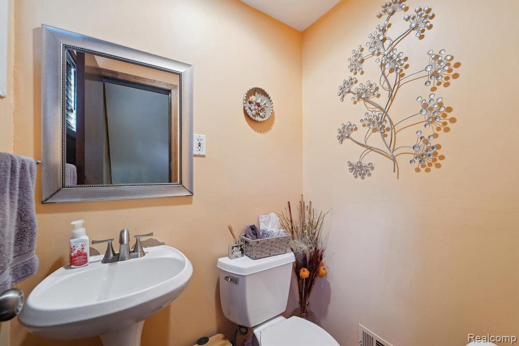 18011 Airport Road Fraser, MI 48026 - Photo 33 of 49 Gallery Image 33