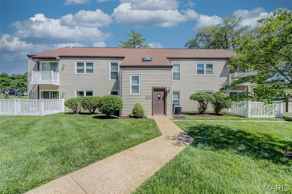 $220,000 | 1308 Glendale Gardens Drive, Unit A, Kirkwood, MO 63122