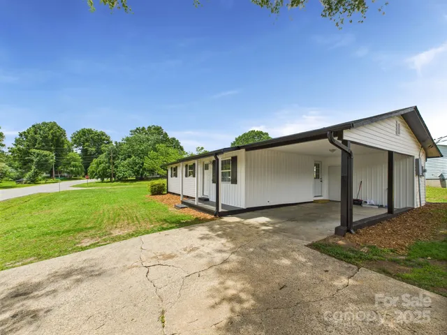 a view of a house with backyard and a garden
