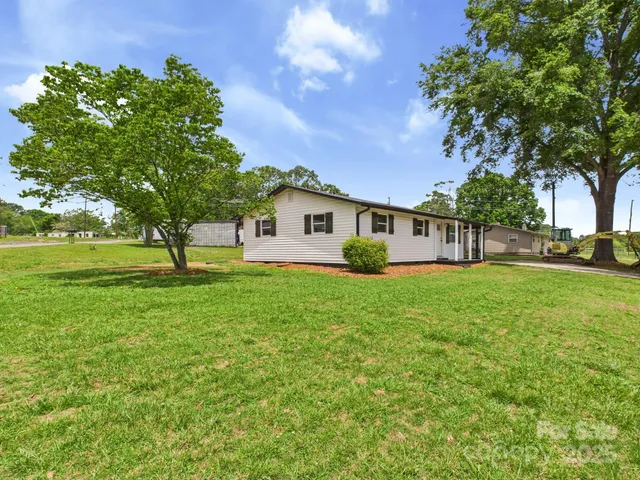 a view of a house with a backyard