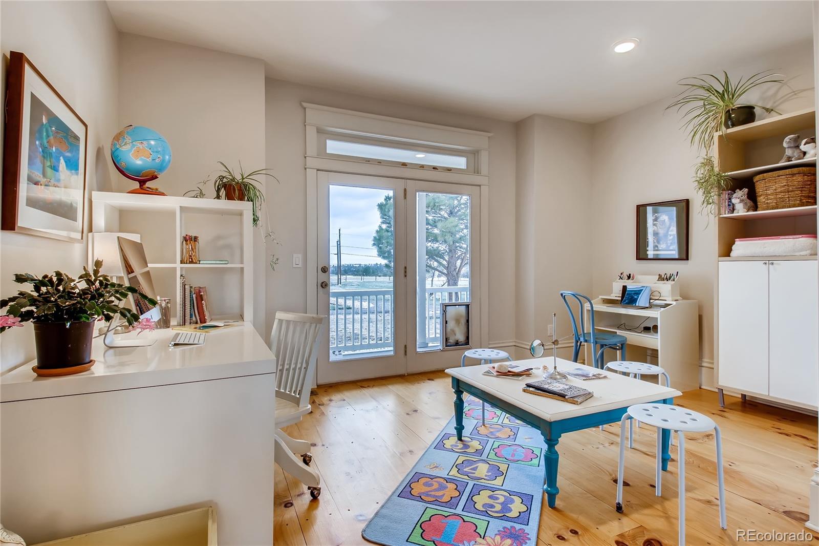 727 East Rim Road Franktown, CO 80116 - Photo 27 of 40 a living room with dining table and a stove top oven