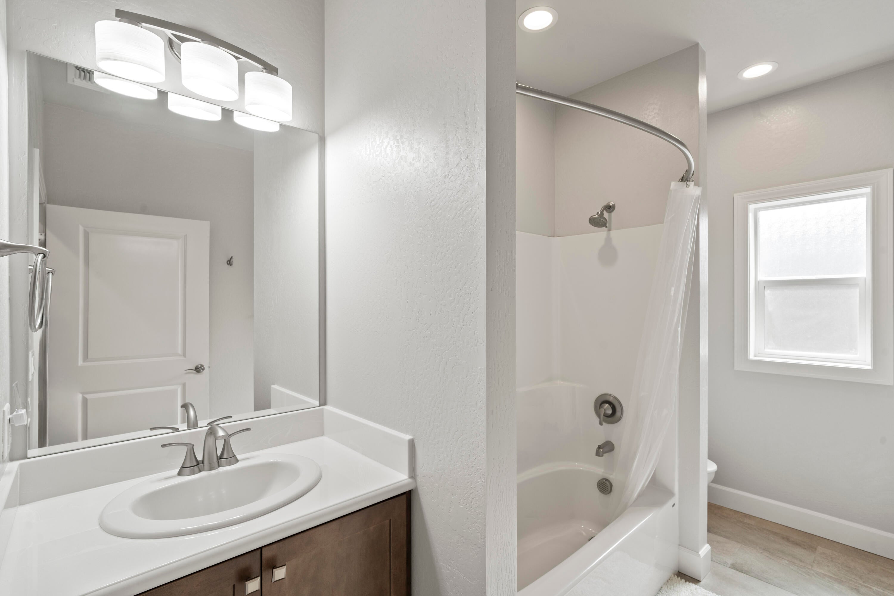 451 South Haskell Street Central Point, OR 97502 - Photo 22 of 30 Guest Bathroom