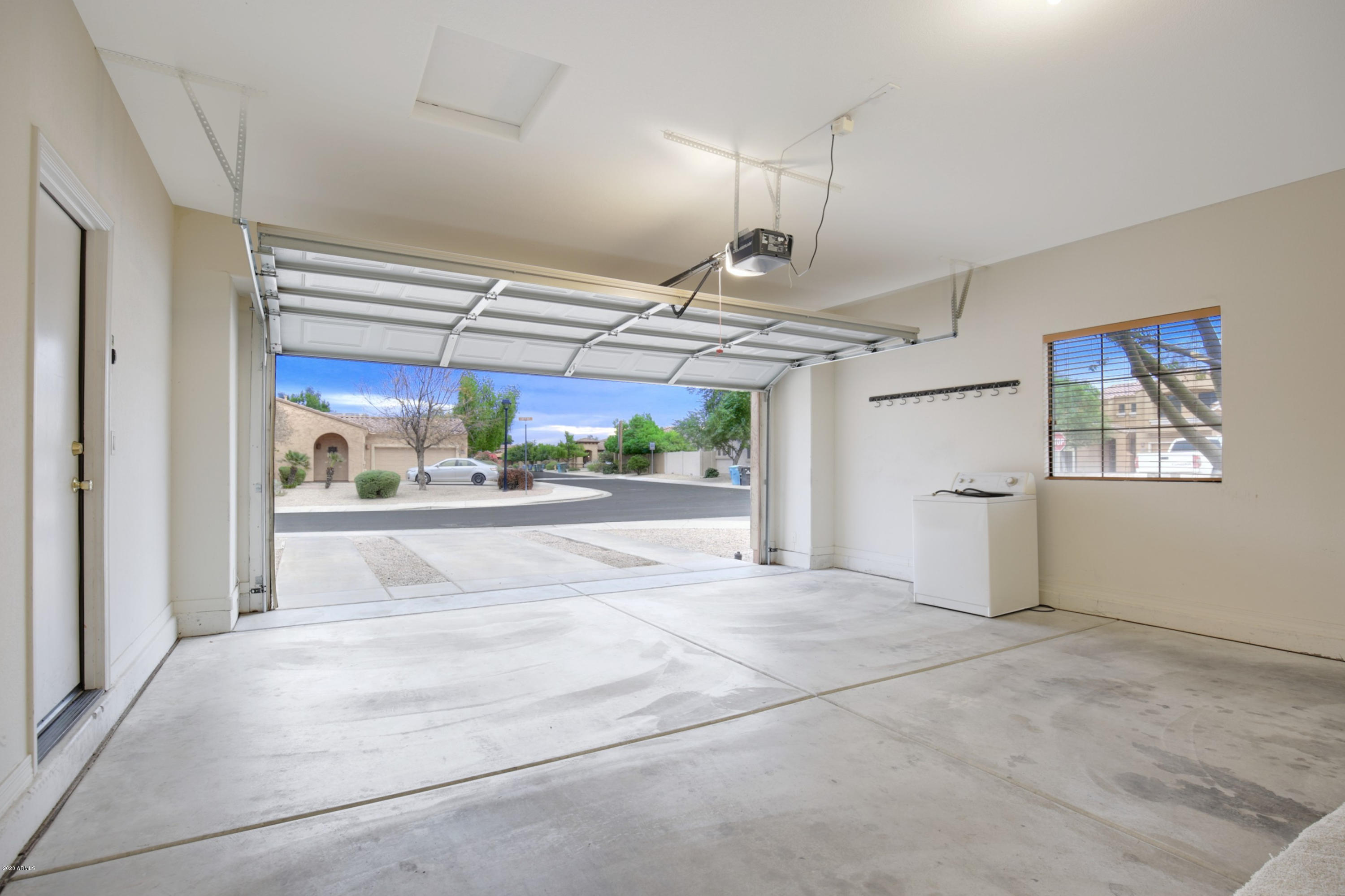 2852 East Fremont Road Phoenix, AZ 85042 - Photo 25 of 35 garage