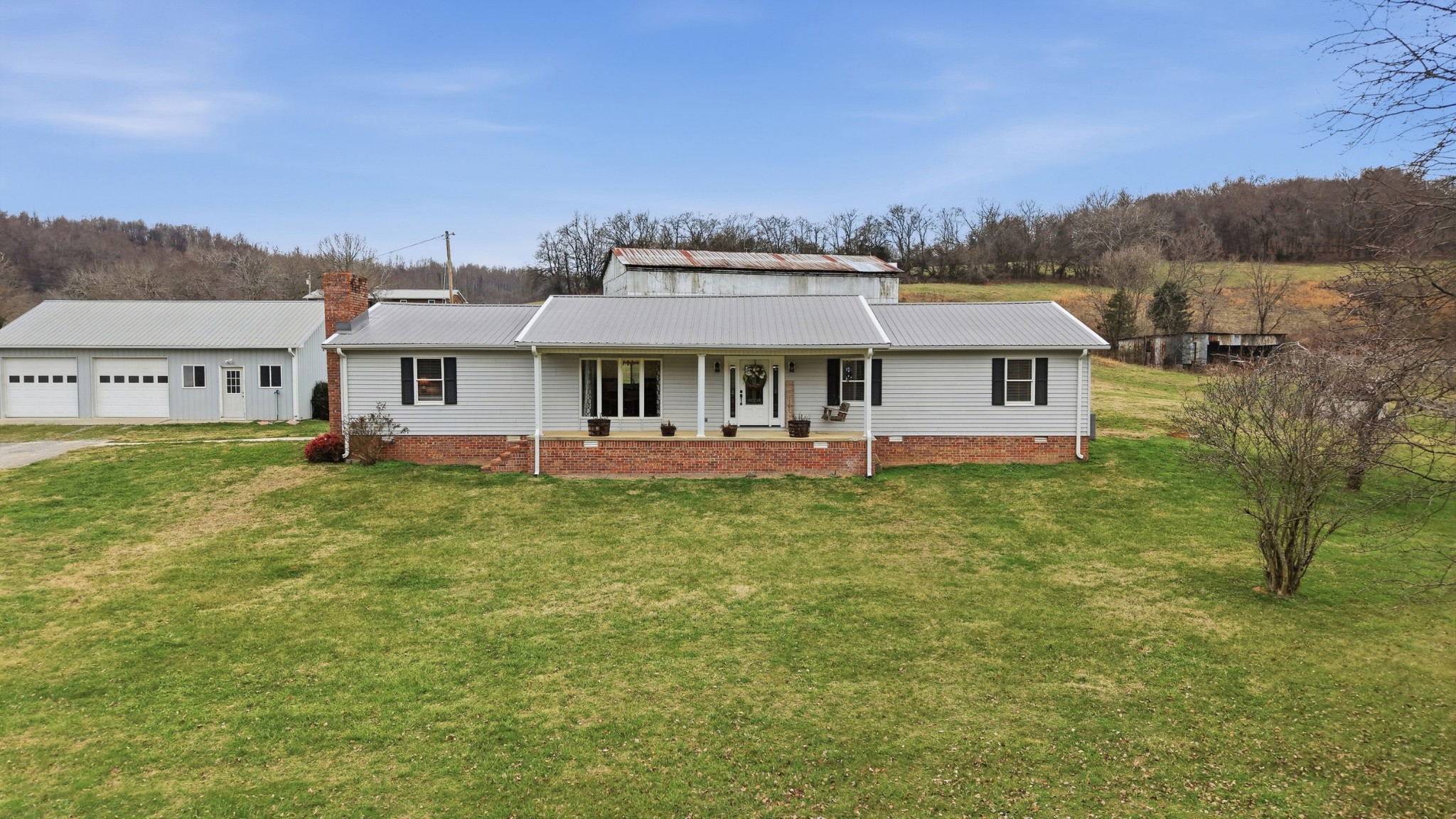 1101 Bagley Hollow Road Fayetteville, TN 37334 - Photo 4 of 52 a front view of a house with garden