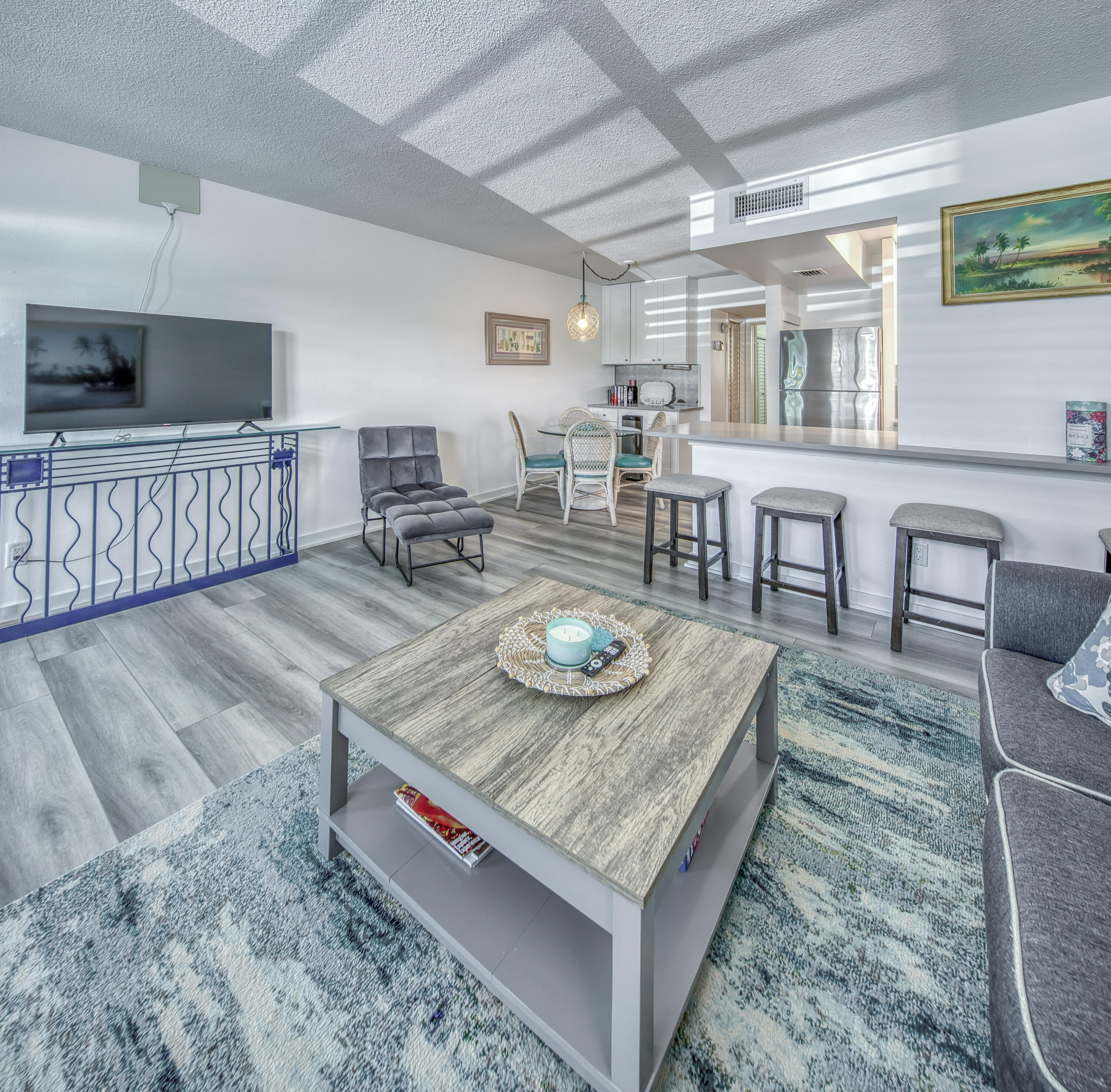 2565 South Ocean Boulevard, Unit 1040 (104) Palm Beach, FL 33480 - Photo 11 of 26 a living room with furniture and flat screen tv