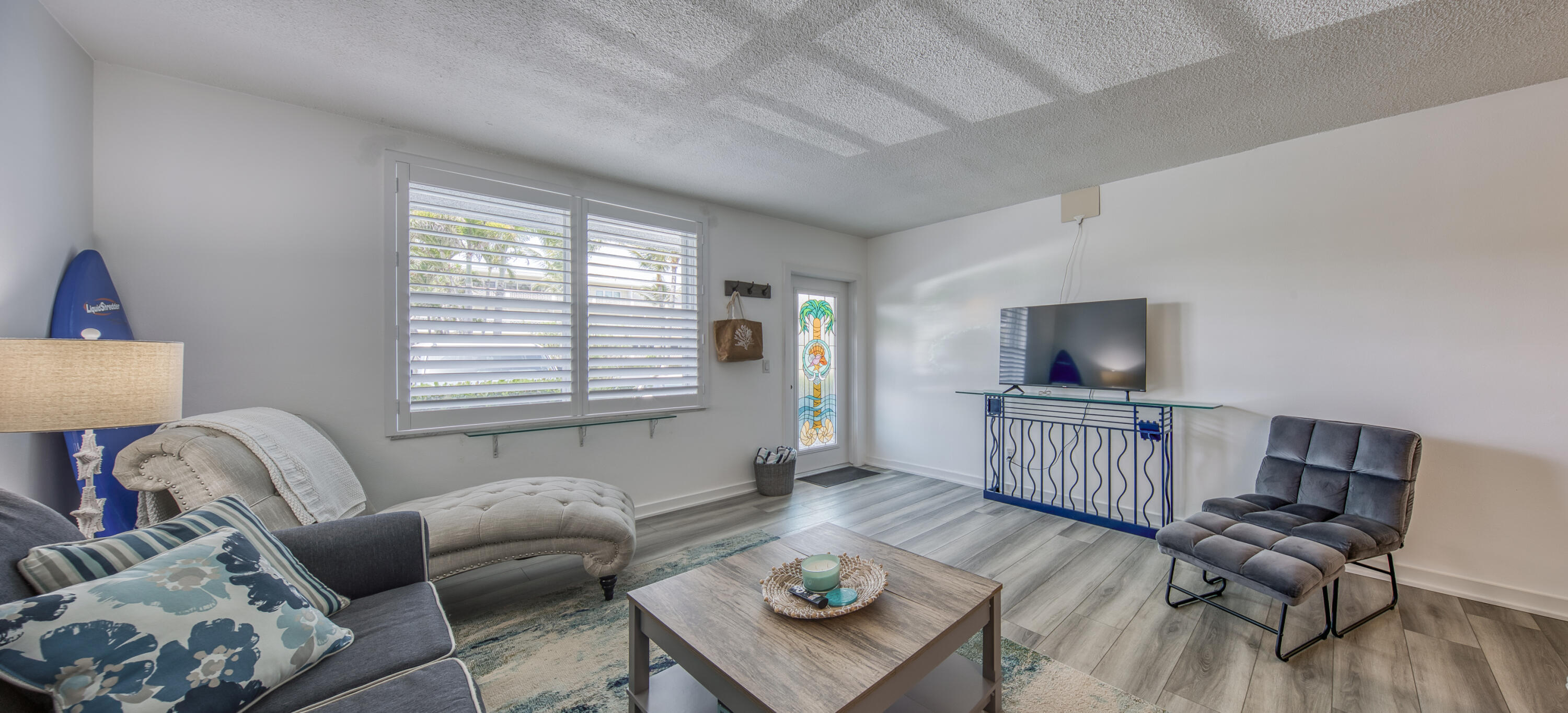 2565 South Ocean Boulevard, Unit 1040 (104) Palm Beach, FL 33480 - Photo 13 of 26 a living room with furniture and a flat screen tv