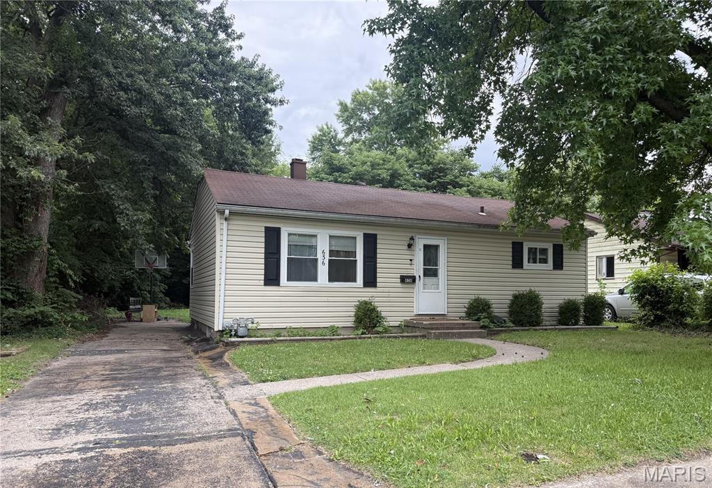 636 Royal Heights Road Belleville, IL 62226 - Photo 1 of 2