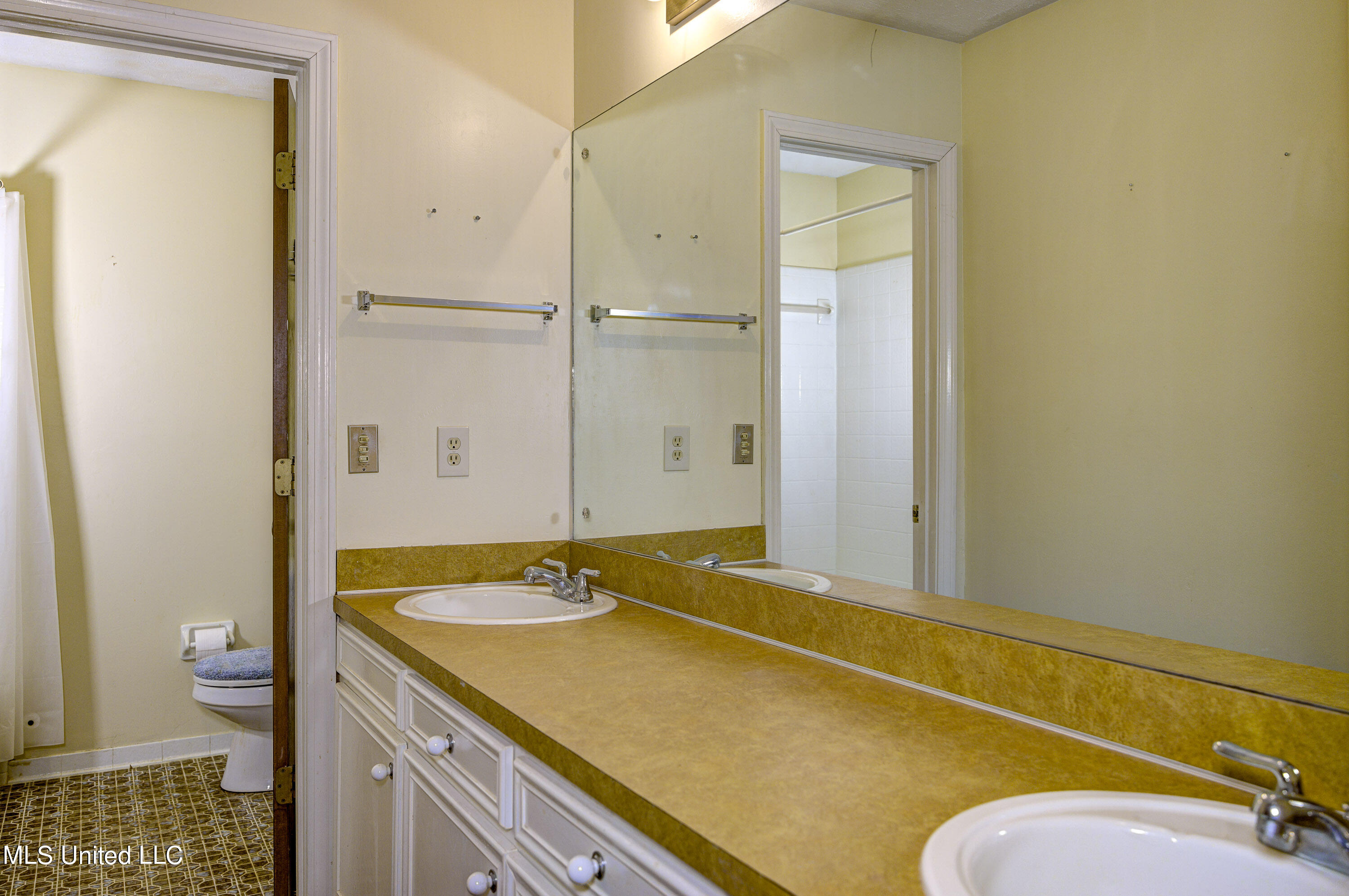 115 Longmeadow Road Brandon, MS 39042 - Photo 38 of 42 Second Bathroom 1