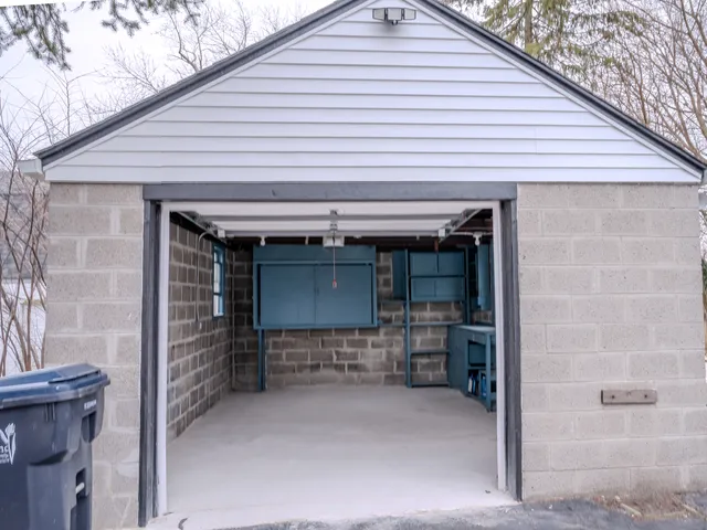 a view of back yard of the house