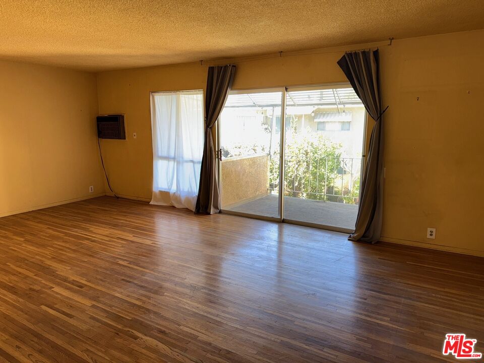 1901 Peyton Avenue, Unit R Burbank, CA 91504 - Photo 2 of 9 Gallery Image 2