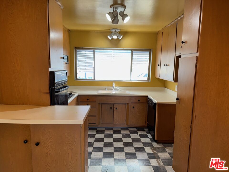 1901 Peyton Avenue, Unit R Burbank, CA 91504 - Photo 3 of 9 Gallery Image 3