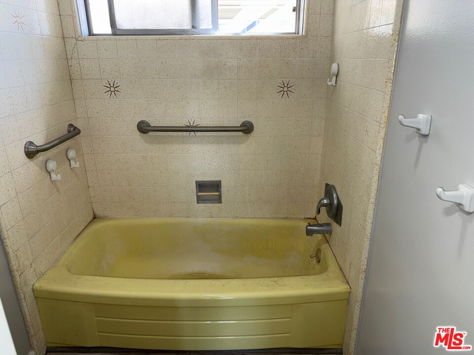 1901 Peyton Avenue, Unit R Burbank, CA 91504 - Photo 5 of 9 Gallery Image 5