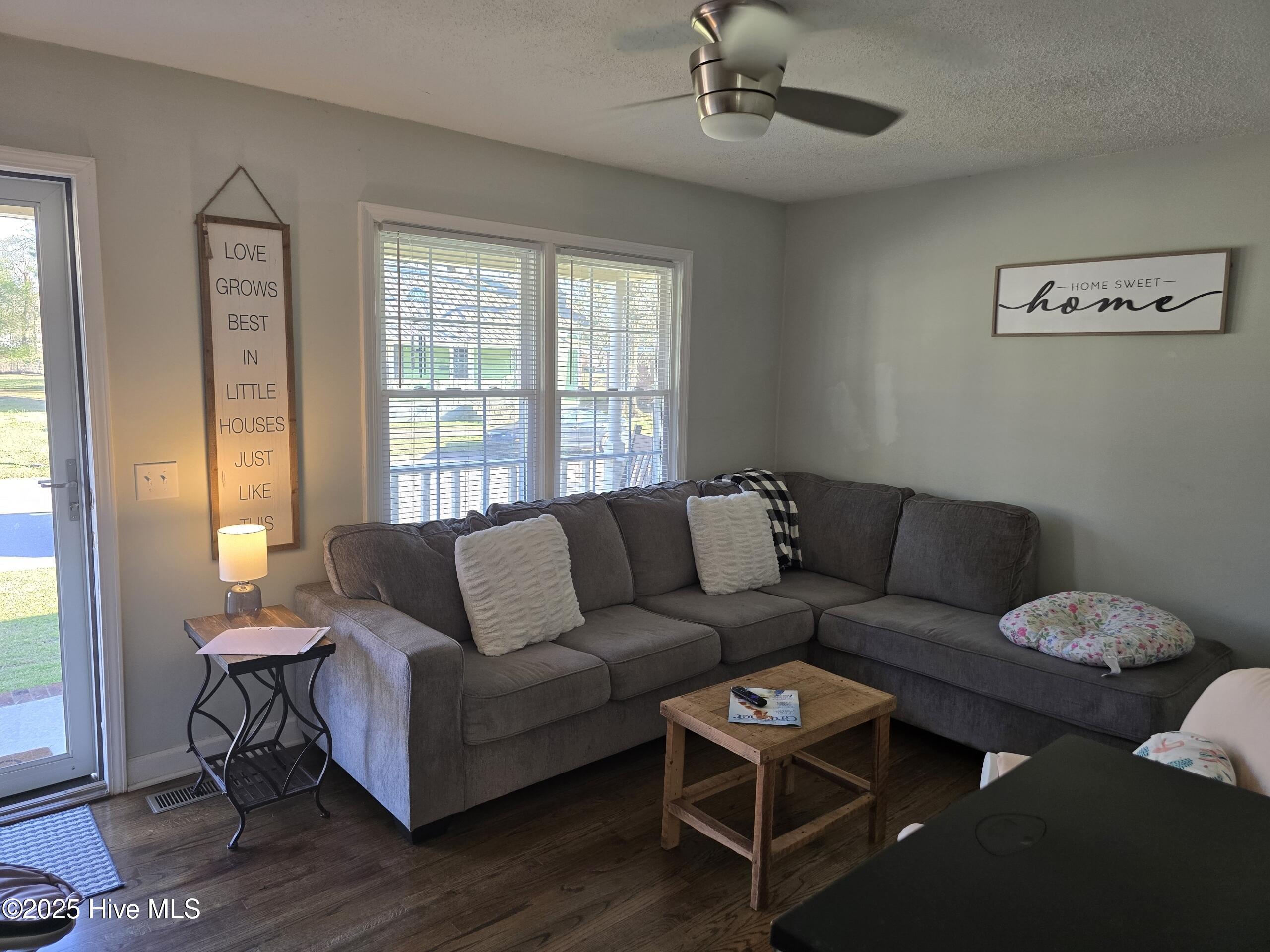 3468 South George Street Farmville, NC 27828 - Photo 5 of 20 Living room
