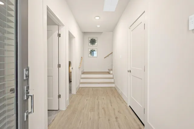 a bed room with a bed and a closet