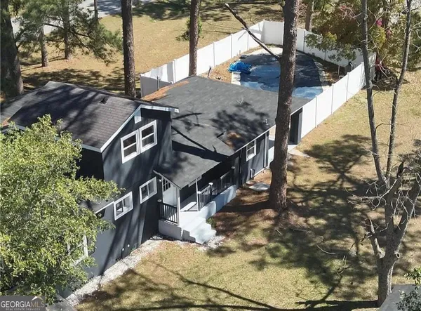 a view of a house with a yard