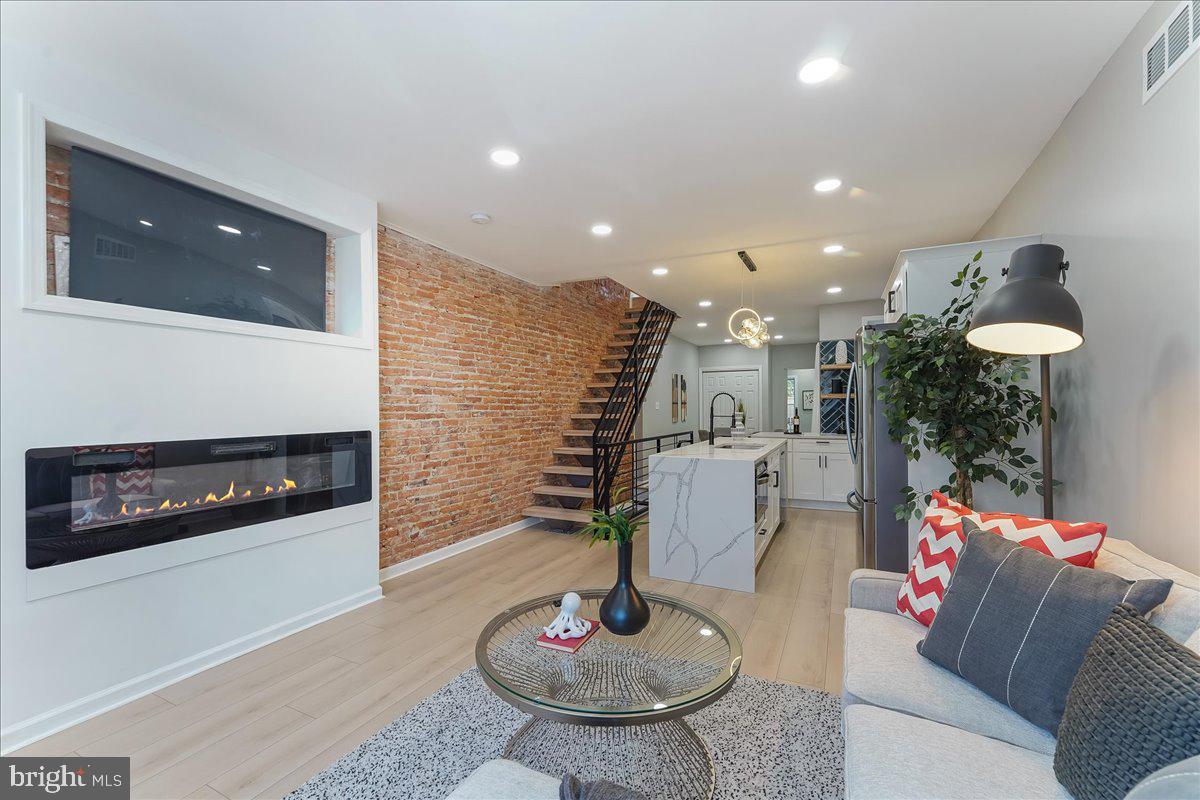 1730 South 20th Street Philadelphia, PA 19145 - Photo 3 of 27 Living Room