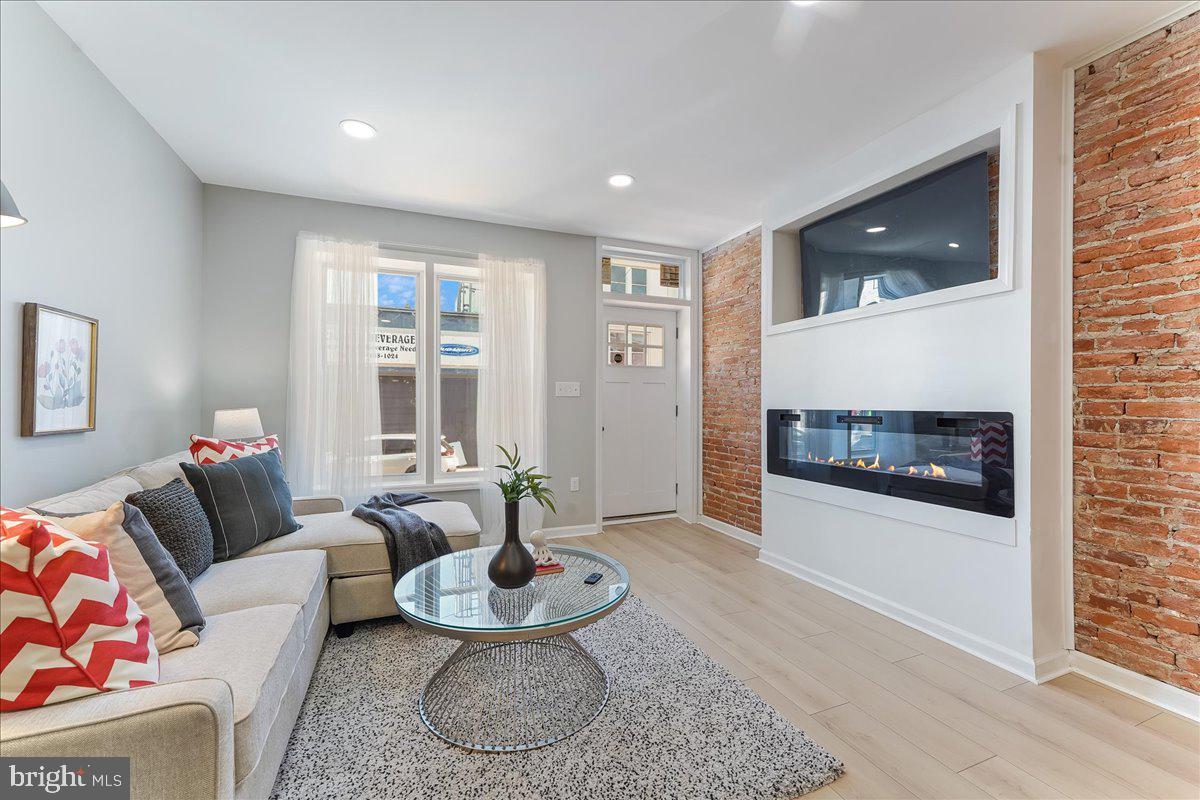 1730 South 20th Street Philadelphia, PA 19145 - Photo 4 of 27 Living Room