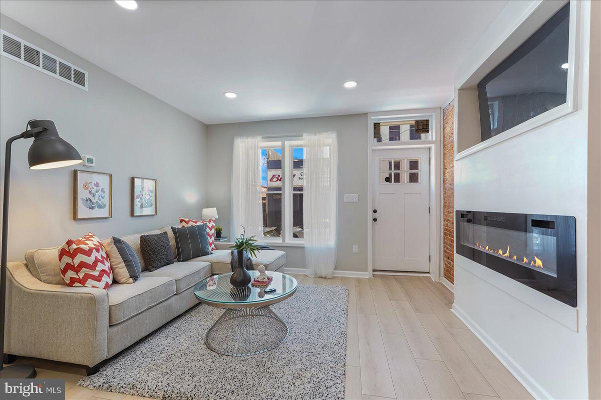 1730 South 20th Street Philadelphia, PA 19145 - Photo 5 of 27 Living Room