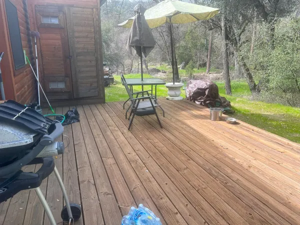a view of a backyard