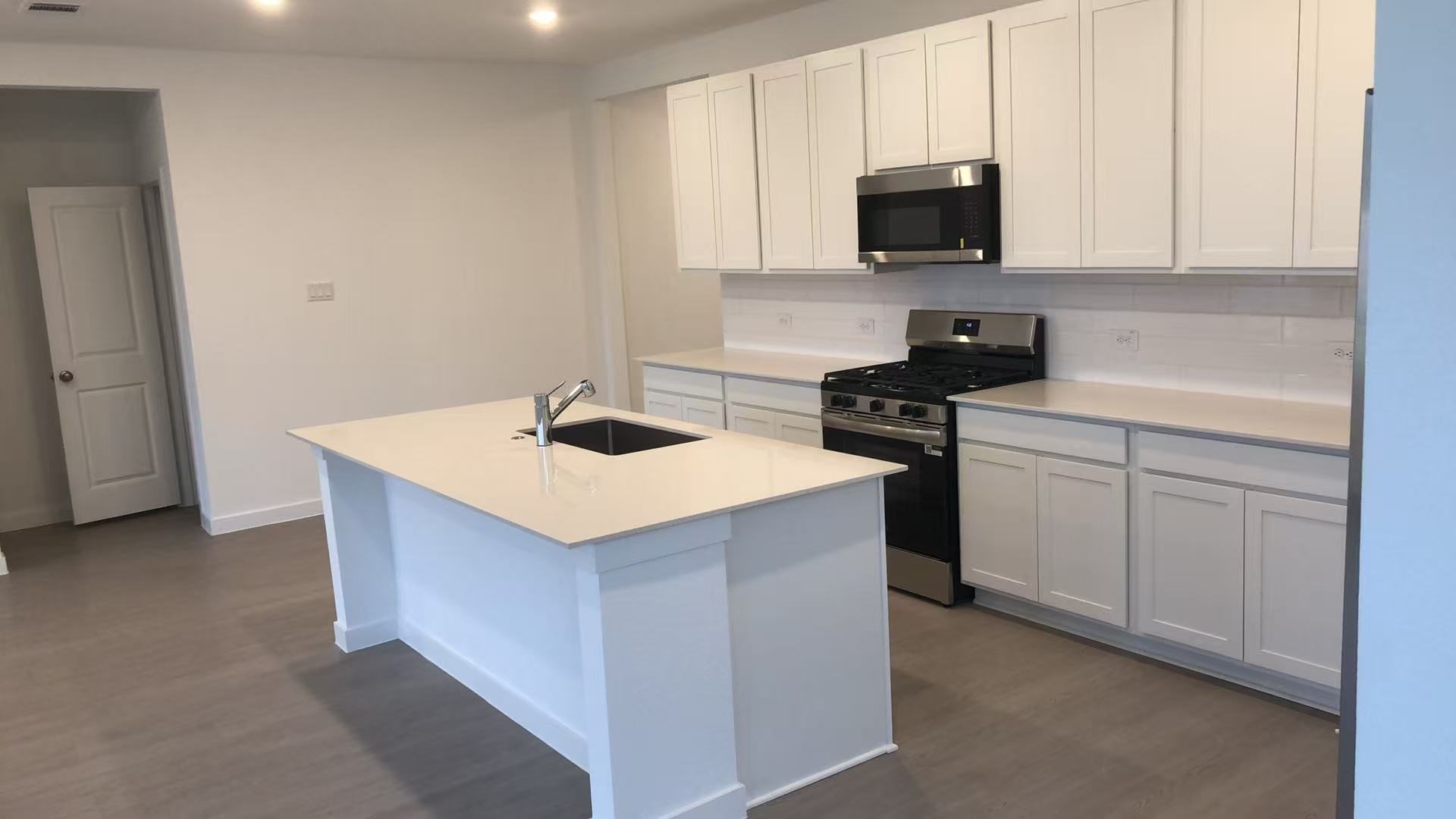 421 Robin Court Angleton, TX 77515 - Photo 2 of 16