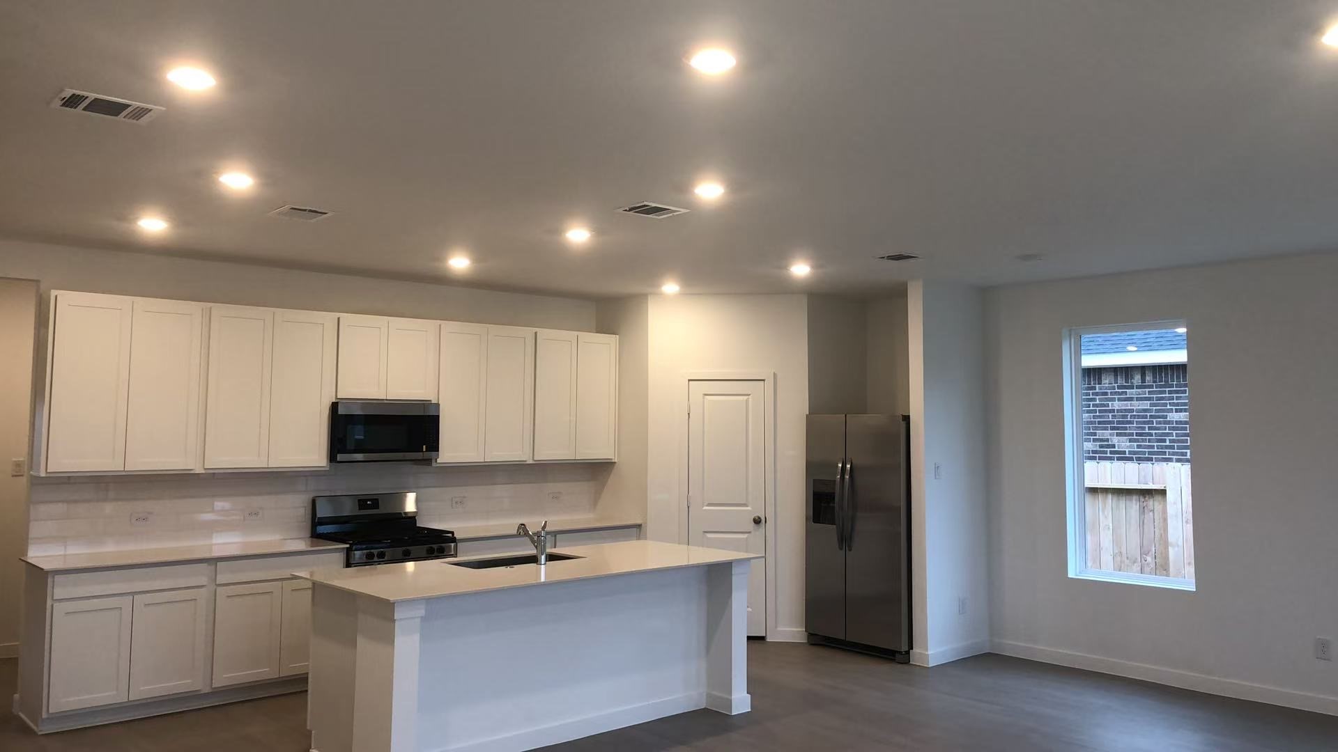 421 Robin Court Angleton, TX 77515 - Photo 3 of 16