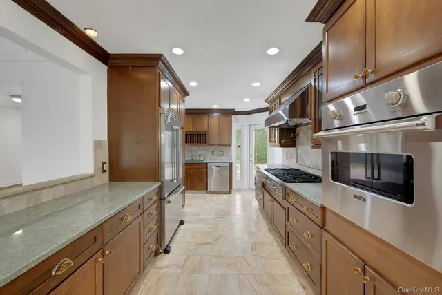 $1,295,000 | 1 Echo Bay Place, New Rochelle, NY 10805