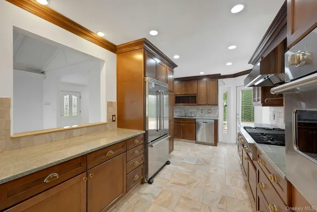 $1,295,000 | 1 Echo Bay Place, New Rochelle, NY 10805