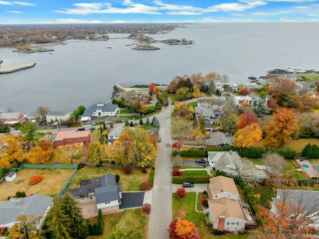 $1,295,000 | 1 Echo Bay Place, New Rochelle, NY 10805