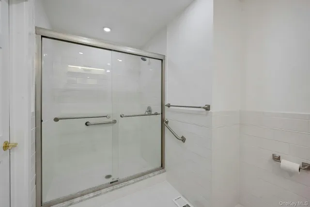 $1,295,000 | 1 Echo Bay Place, New Rochelle, NY 10805