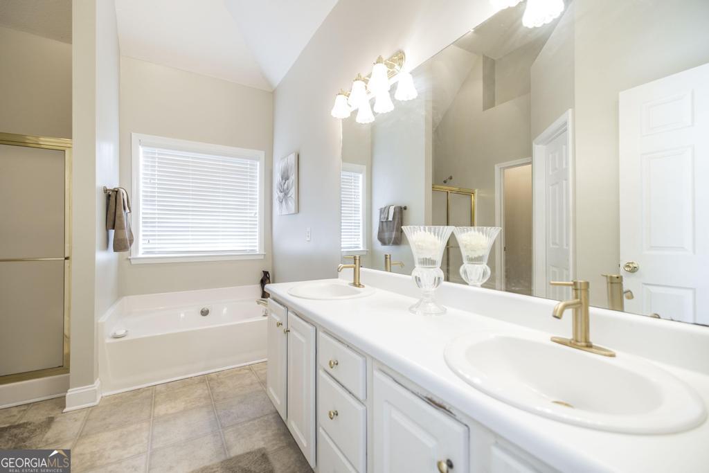 1066 Alma Drive Macon, GA 31216 - Photo 14 of 18 a bathroom with a tub sink and mirror