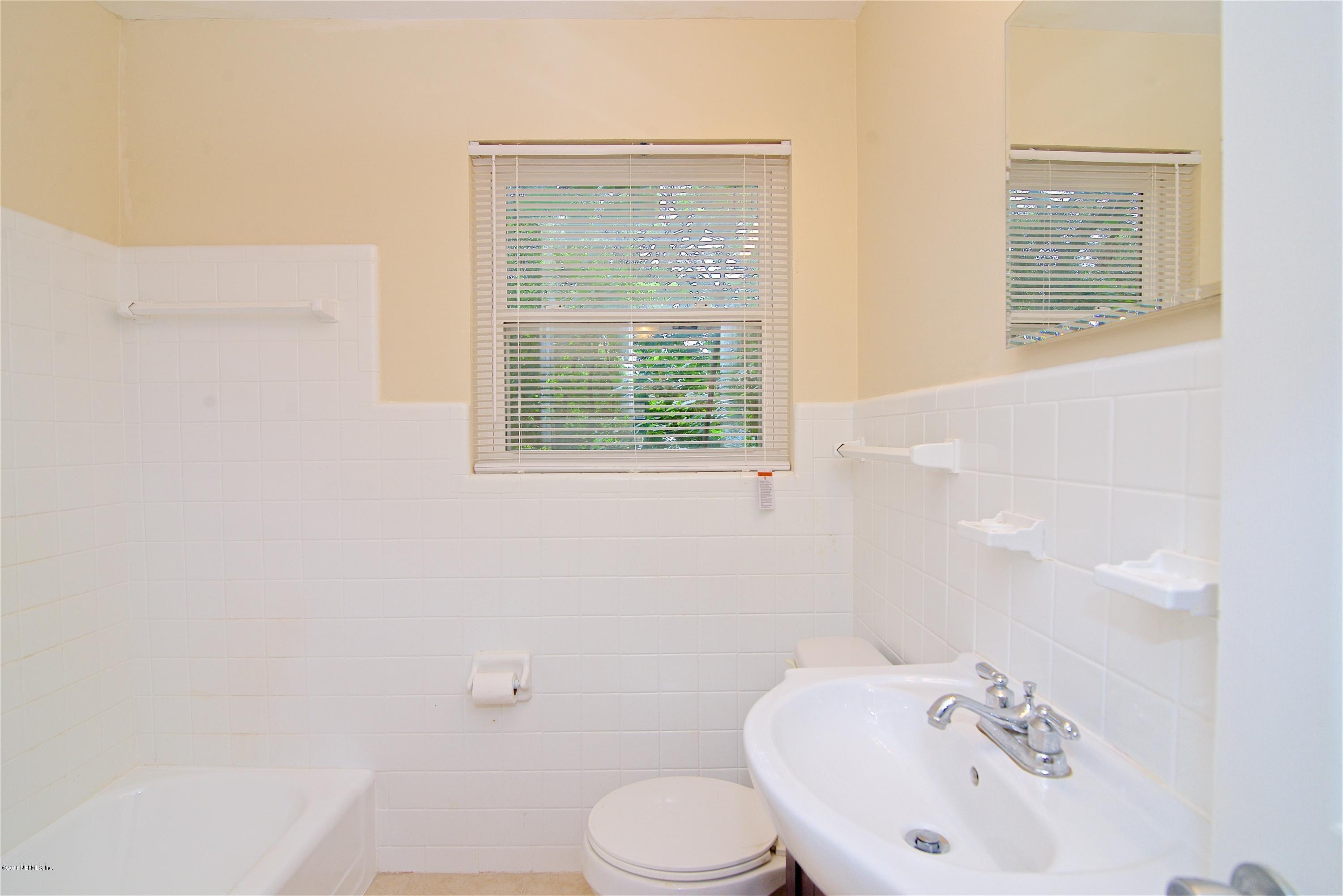 2433 Gaillardia Road Jacksonville, FL 32211 - Photo 14 of 21 Bath
