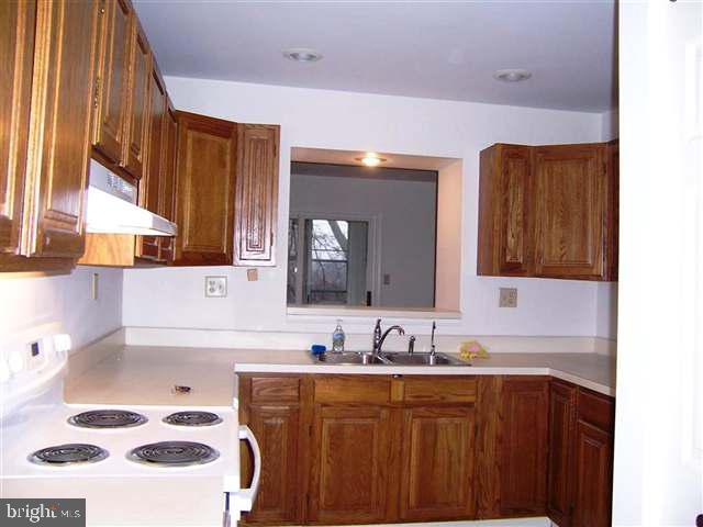 624 Colonial View Road Mechanicsburg, PA 17055 - Photo 3 of 8 a bathroom with a sink a mirror and a bathtub