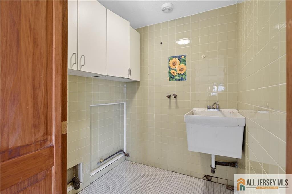 352 Rahway Road Edison, NJ 08820 - Photo 14 of 30 a bathroom with a sink and mirror