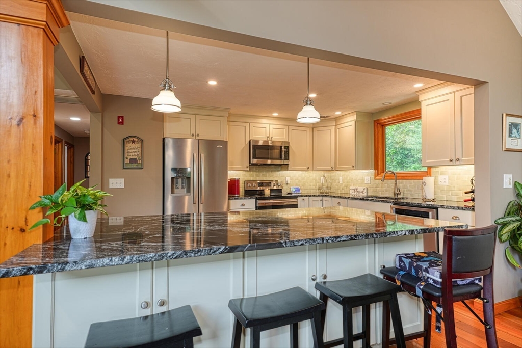 334 Mendon Street Upton, MA 01568 - Photo 4 of 41