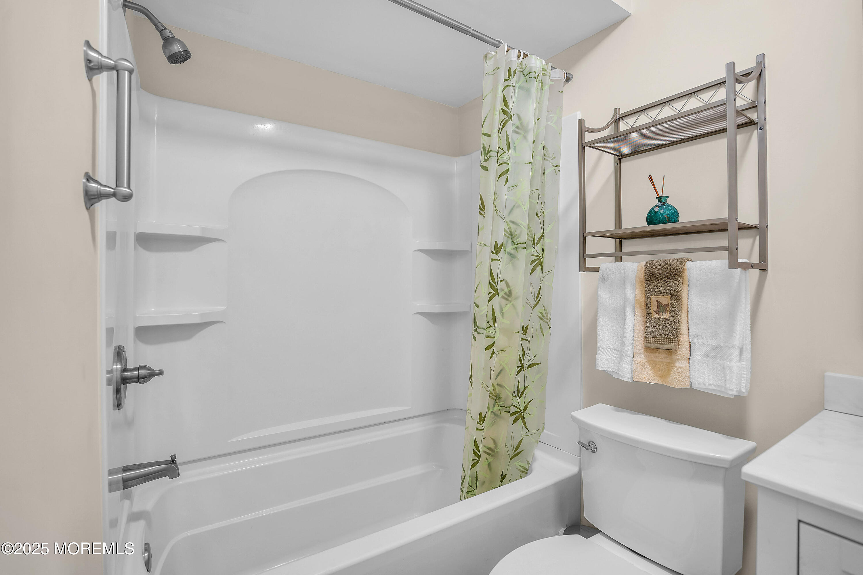 200 Portland Road, Unit E4 Highlands, NJ 07732 - Photo 19 of 37 a bathroom with a shower a mirror and a shower