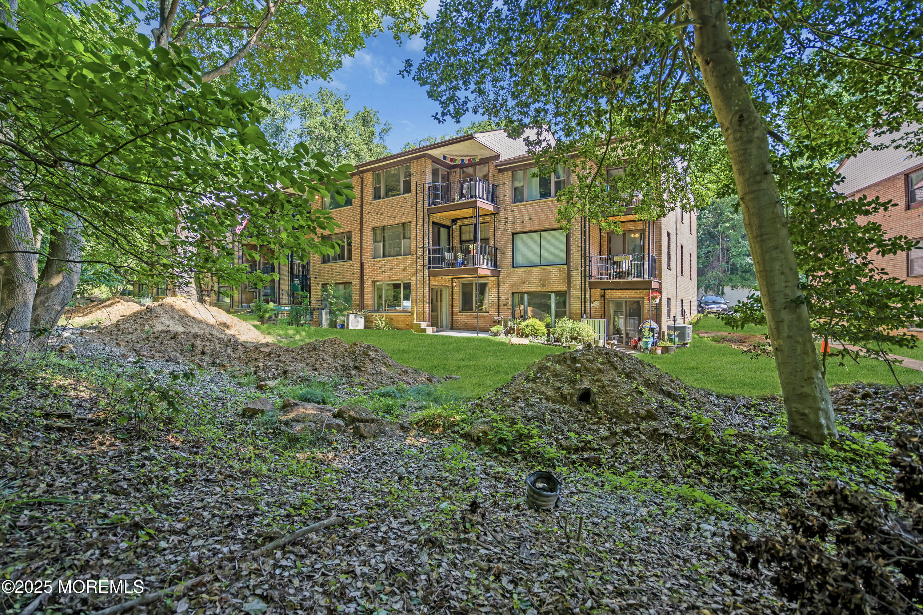 200 Portland Road, Unit E4 Highlands, NJ 07732 - Photo 25 of 37 a view of a big yard with large trees