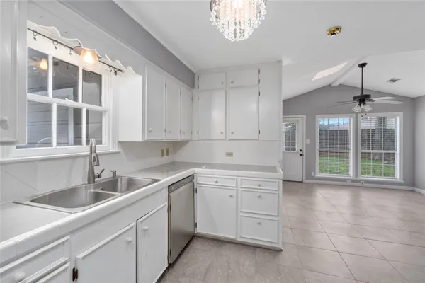 $1,600 | 1110 Woods Drive, Liberty, TX 77575