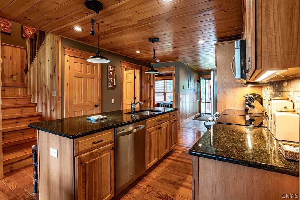 8 Rocky Point Circle Inlet, NY 13360 - Photo 6 of 37