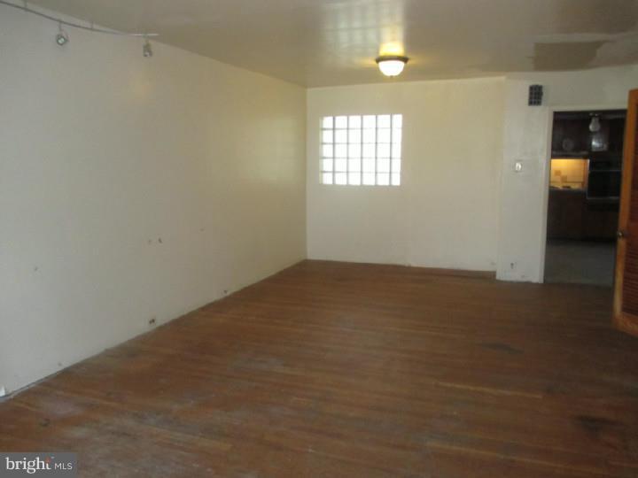 1059 Edgemore Road Philadelphia, PA 19151 - Photo 3 of 12 Living Room