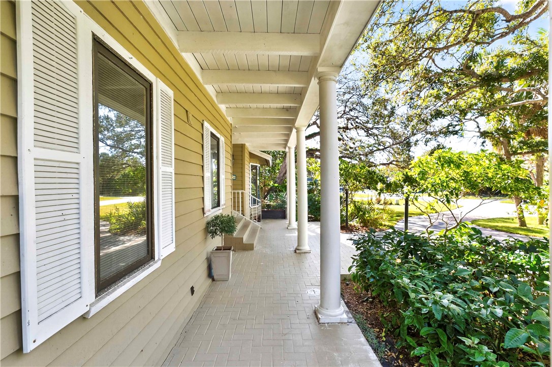 950 Winding River Road Vero Beach, FL 32963 - Photo 2 of 34