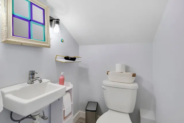 a view of a pathway with a house