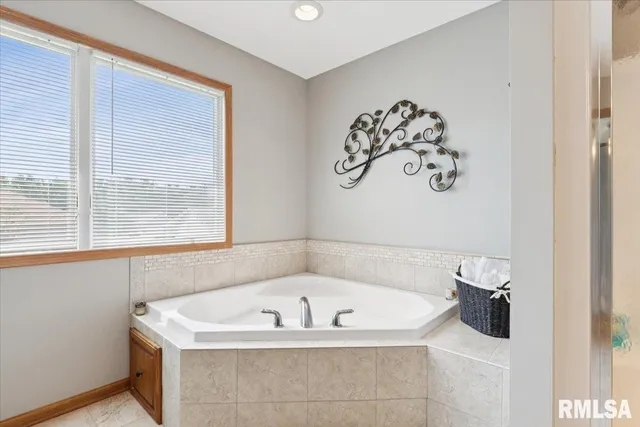 $479,900 | 1301 West 62nd Court, Davenport, IA 52806