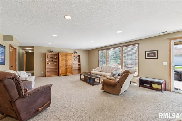 $479,900 | 1301 West 62nd Court, Davenport, IA 52806