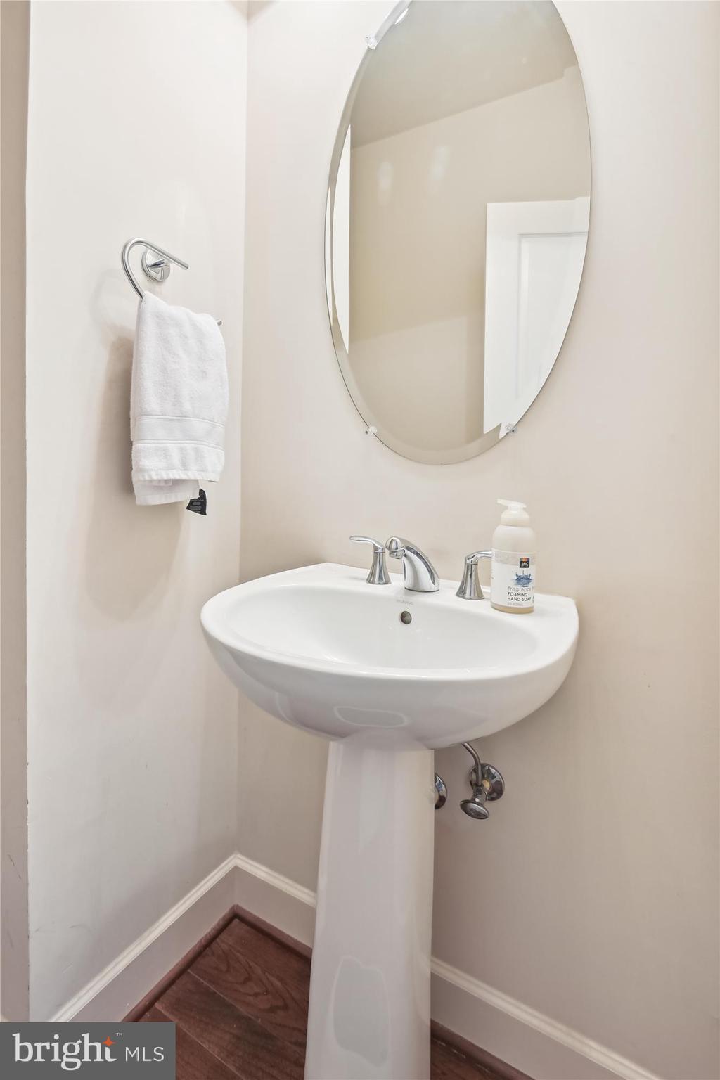 3441 Kemper Road Arlington, VA 22206 - Photo 13 of 52 Powder Room