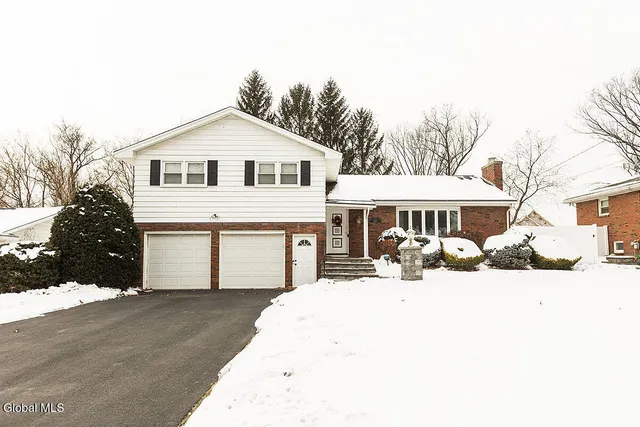 $450,000 | 22 Danielwood Drive, Colonie, NY 12211