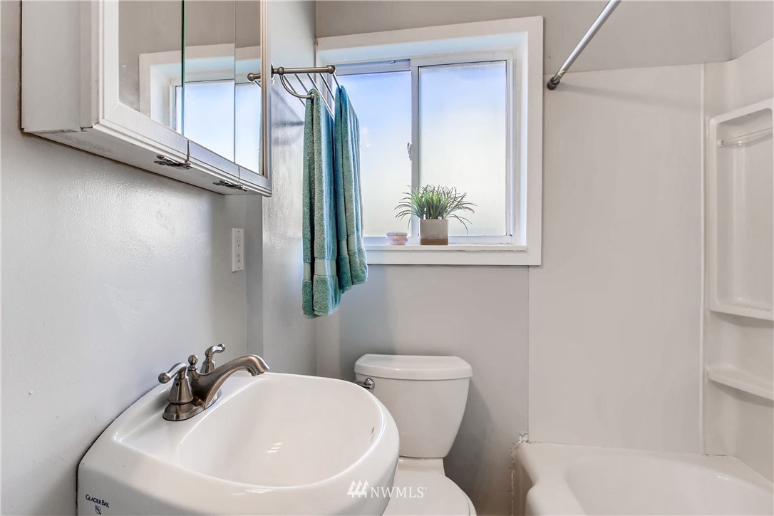 636 South Rochester Street Tacoma, WA 98465 - Photo 14 of 25