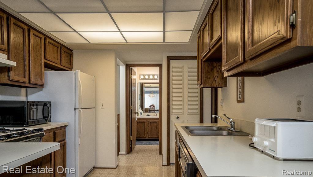 401 Meadow Bridge Drive, Unit 105 Rochester, MI 48307 - Photo 7 of 18 401 Meadow Bridge, Rochester Hills MI, Koteles, 08-11-15-990-Edit.jpg