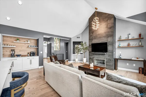 $899,900 | 2 Tavistock, Unit 2, Cromwell, CT 06416