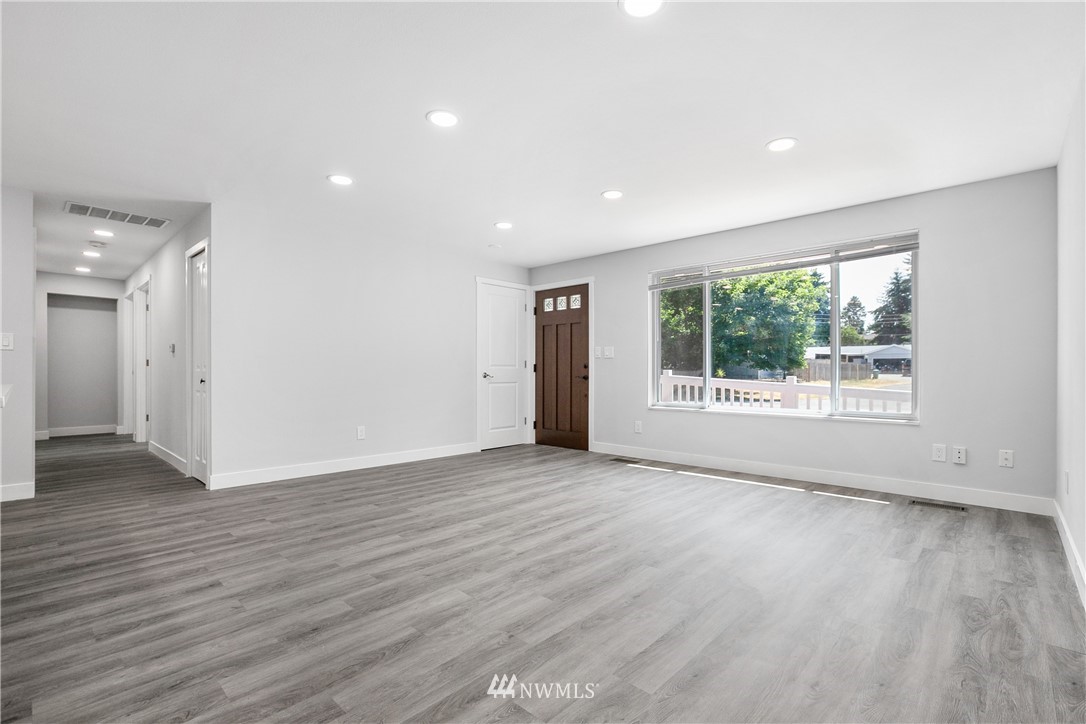 10420 Southeast 194th Place Renton, WA 98055 - Photo 5 of 30 Gallery Image 5